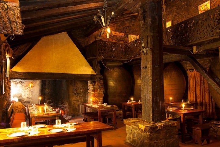 Al fondo, la chimenea y la zona de brasas. Foto cedida por el Restaurante El Matar.