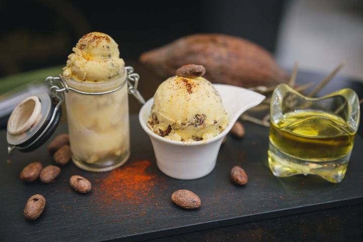 Tarrina de helados con aceite de oliva