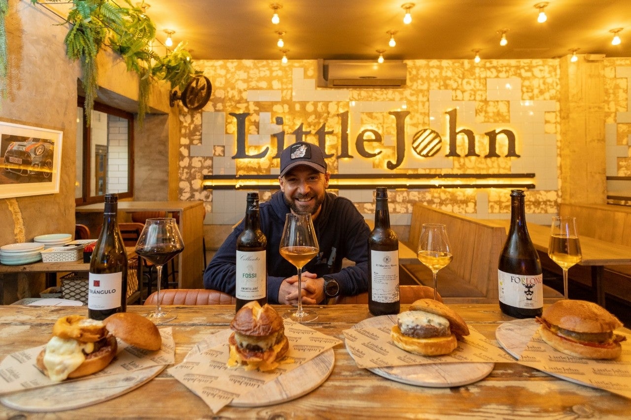 Little John (Rota): Juan Ruiz posa con cuatro de sus hamburguesas y vinos con las que maridarlas