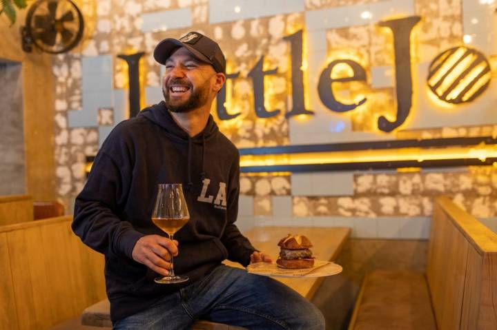 Little John (Rota): Juan Ruiz con una copa y una hamburguesa