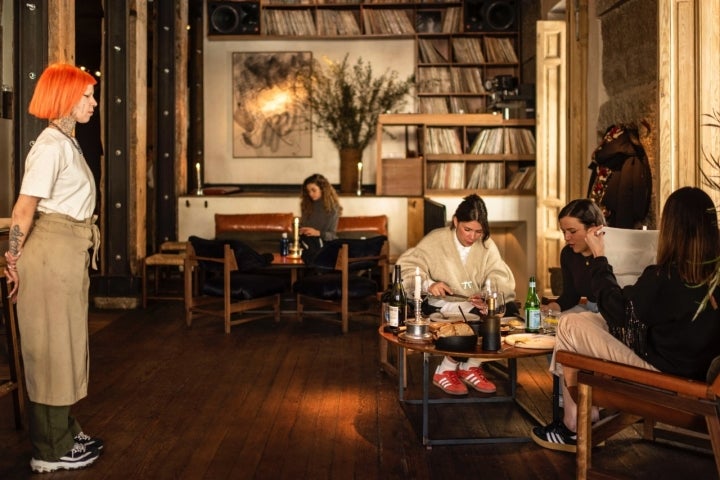 La sala del restaurante es de lo más acogedora.