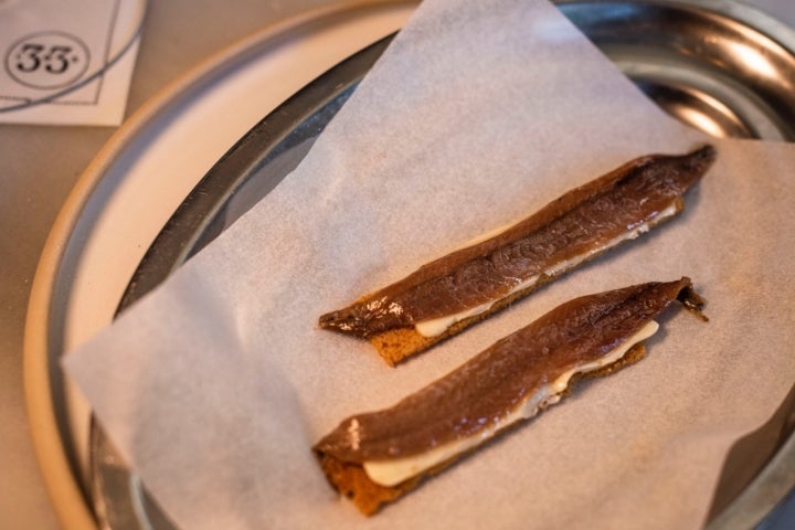 Anchoas de Santoña con mantequilla ahumada.