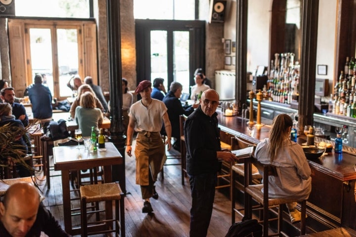 El restaurante abre desde las 13:00h hasta las 2 de la mañana.