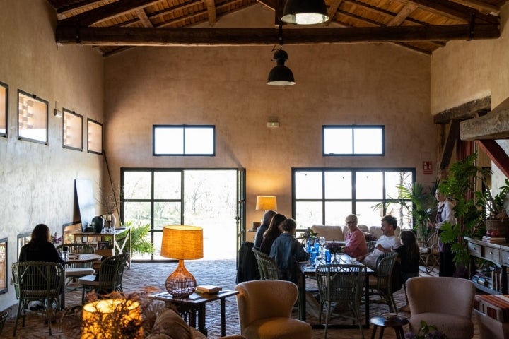 Varias personas toman el brunch en la sala interior.