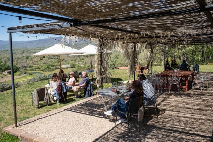 Gente sentada en la terraza de los secaderos.