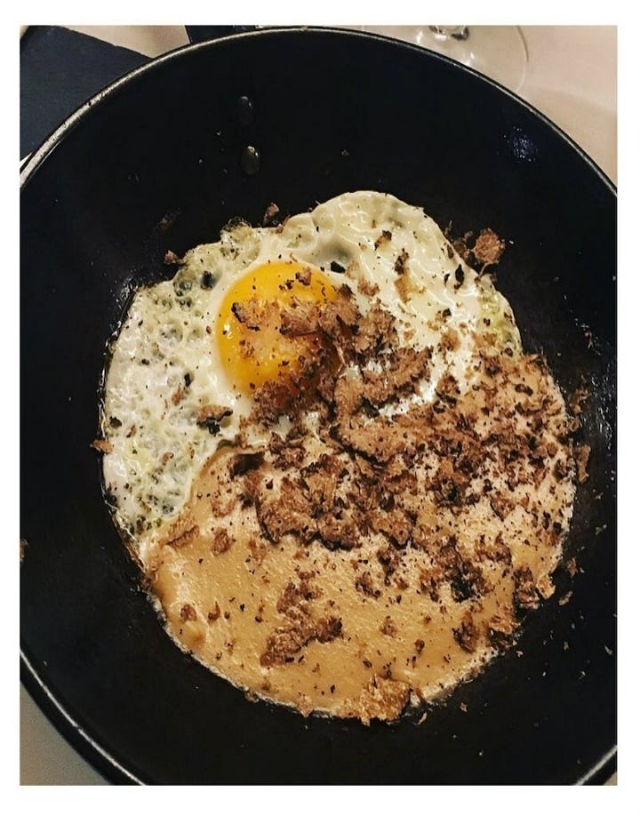 Los míticos huevos con trufa de Abraham García. Foto: Instagram.