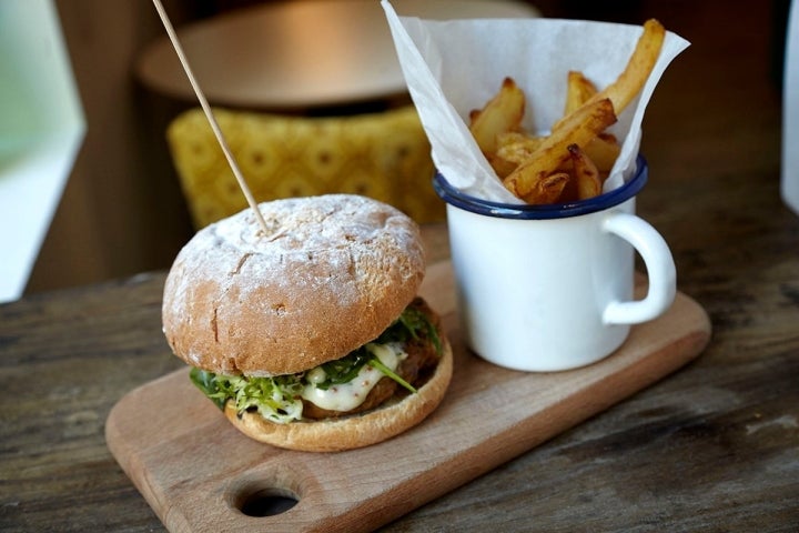 La burger de pollo con patatas de La Brochette. Foto: La Brochette.