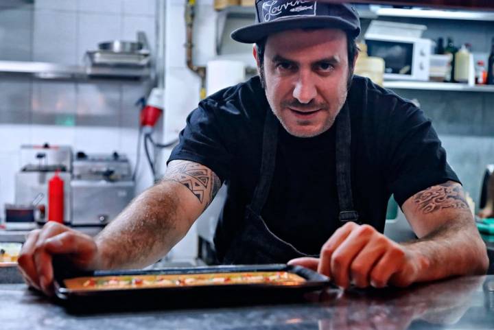 El chef ejecutivo de Sasha Boom, Jaime Renedo, con uno de sus platos.