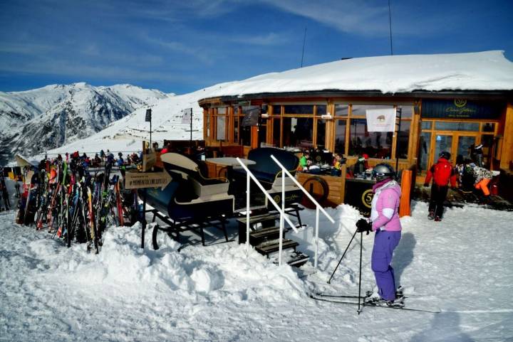 Aparcados los esquís, ahora toca tomar un piscolabis y, si es con jamón de Jabugo, mejor. Foto: Alfredo Merino.