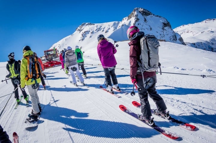 Haciendo 'skiratrack' para alcanzar la altura de 'La Glera'. Foto: Aramón Formigal Panticosa.