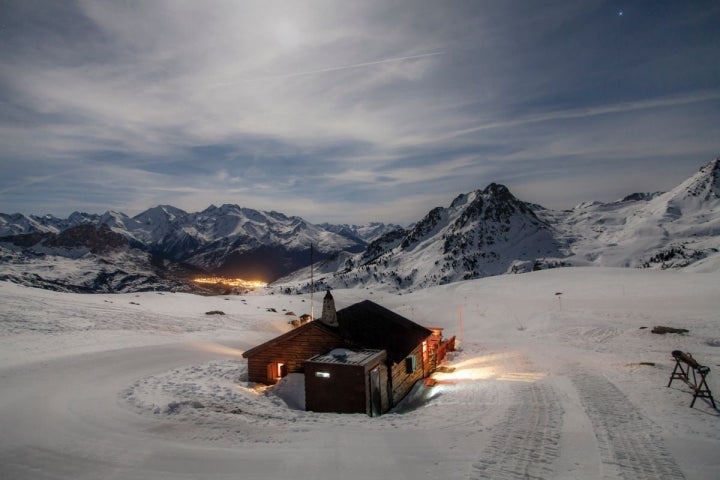 Alejados de todo y de todos, cenar aquí a 2.000 metros de altitud, es otra experiencia. Foto: Aramón Formigal Panticosa.