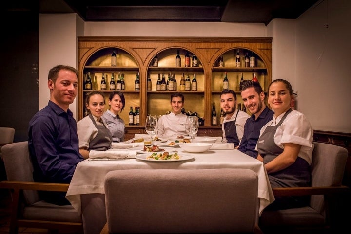 Alberto Lareo (en el centro) junto al resto del equipo de 'Manso'. Foto cedida.