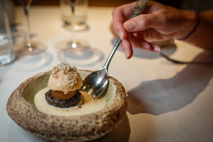 Dátiles con bizcocho al ron Suau flambeado con pera caramelizada y semifreddo de pera y trufa blanca.