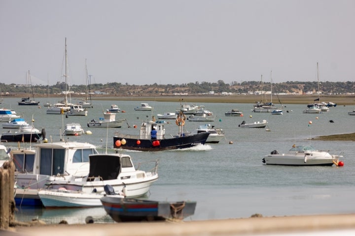 Barcos cerca del Poblado de Sancti Petri.