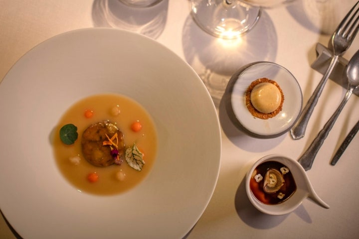 Puchero de caza y escabeche de cebollas asadas.