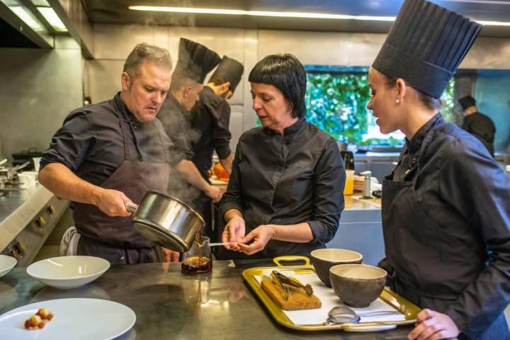 La chef Fina Puigdevall y su jefa de cocina, Martina Puigvert, le sacan todo el jugo al otoño 'garrotxí' en dos menús estacionales de 'Les Cols'. Foto: Alfredo Cáliz.