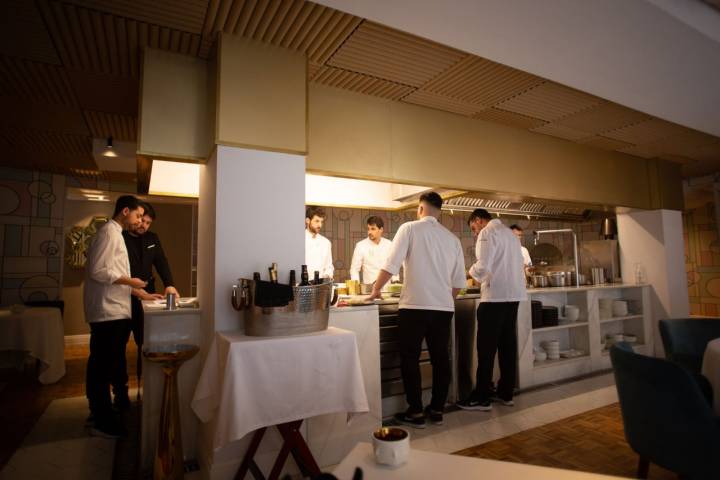 La cocina está integrada en el propio salón del restaurante.