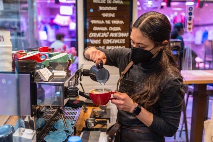 Meriendas-cenas en Madrid: 'Cafés Tornasol' (sirviendo cafés)