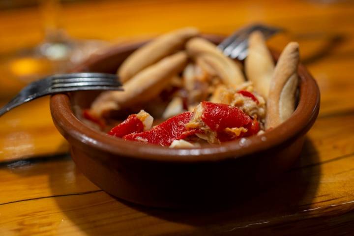 De aperitivo en 'Arbonaida', pimientos asados con cebolla y huevo duro.