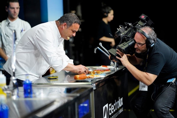 Ángel León presentó sobre el escenario sus nuevos platos para el 2020. Foto: M.F.