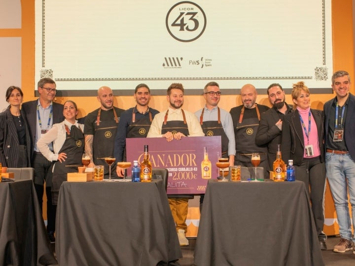 El ganador del concurso, junto al jurado y resto de participantes.