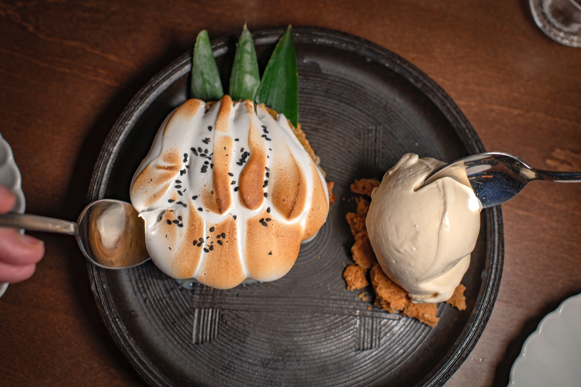 OKINAWAN TRES LECHES. Piña asada, merengue con ron de coco y helado de soja