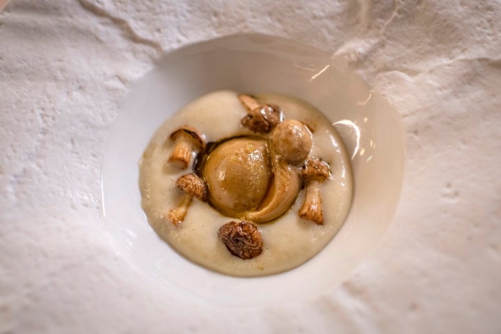 Contemplando:Champiñón botón guisado en Perigord y bombón de foie 