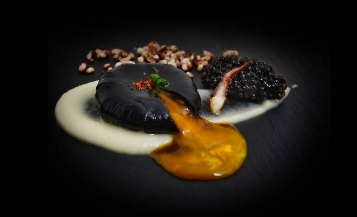 Huevo negro con caviar de sepia. Foto: Zaranda.