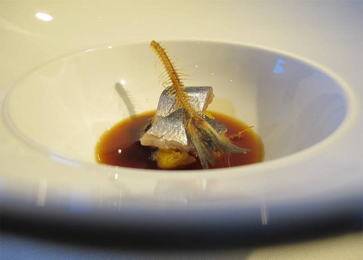 Este plato es un homenaje al brou torrat que hacían los pescadores a bordo. Foto: Antonella Ruggiero.