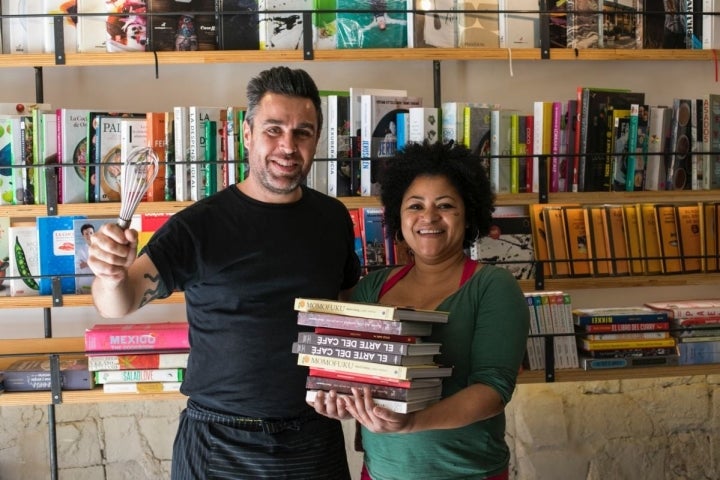 Ruth Boeto con la selección de libros que vamos a maridar, y el cocinero de 'Muez', Sergi Cerveró.