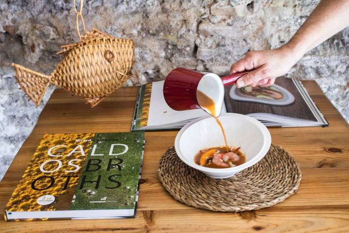 Este libro de caldos ha sido uno de los más esperados del chef Ricard Camarena. Le acompaña uno esencial.