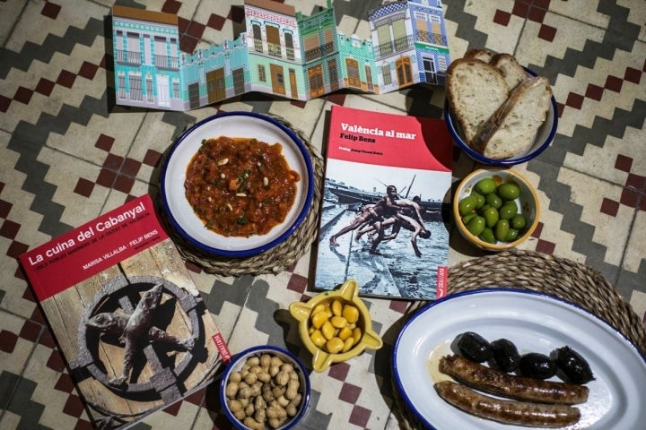 Lecturas para una inmersión gastrocultural en un barrio histórico de pescadores como el Cabanyal. Vajilla de 'Simple'.