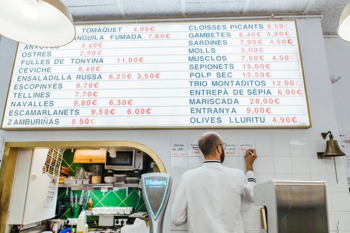 Los platos fuera de la carta se apuntan en los propios azulejos.