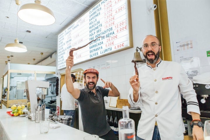 Pau Roca (izq) y Pol Puigventós, tras la barra de 'Lluritu'.