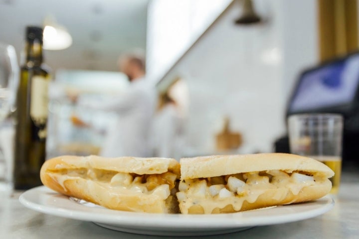 El bocadillo de sepia en pan de Viena con almendras y salsa de rocoto.