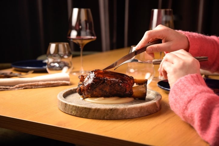 Jarrete glaseado con crema de tupinambo.