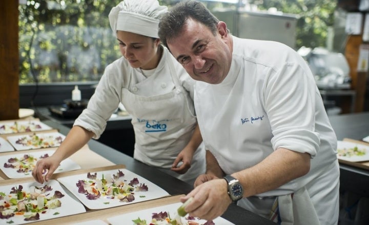 Martín Berasategui terminando la pictórica ensalada de tuétanos de verdura