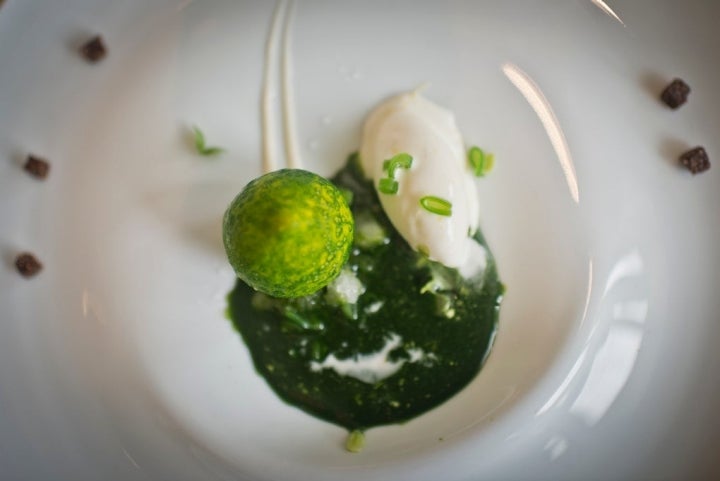 Limón con jugo de albahaca, judía verde y almendra.