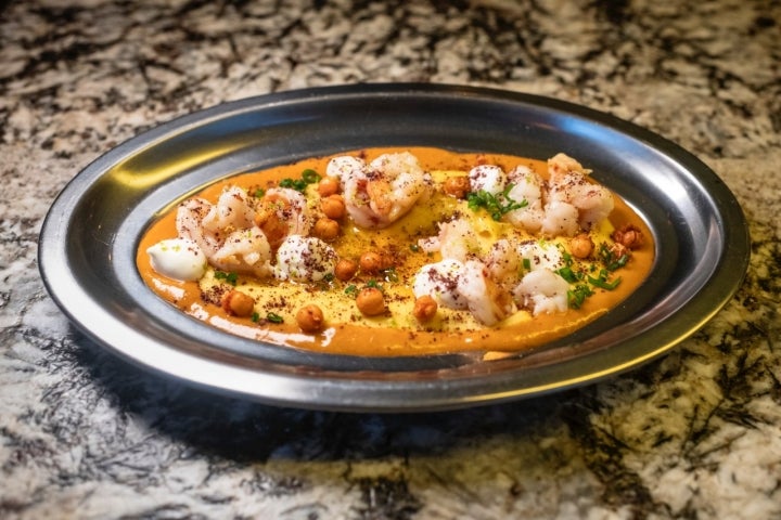 Crema de garbanzos, bisqué de gambas y gambones al ajillo.