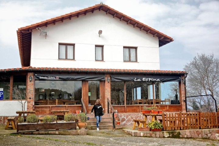 La Espina, el restaurante más sofisticado de Pechón, regentado por el ex cocinero del Teatro Real de Madrid.