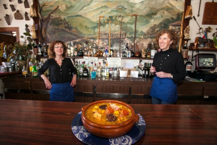 Maite y Loli, orgullosas con su cocido montañés, tras la barra de la Taberna Cossío/ Foto: José García Pérez