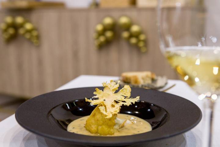 Coliflor cocinada en mantequilla noisette, con bechamel y bacon ahumado, caviar de esturión y corona del propio crujiente.