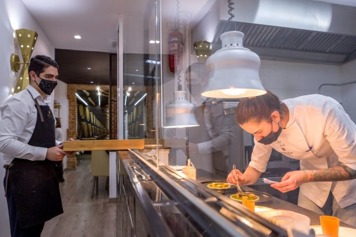 La cocina vista permite ver al comensal cómo trabaja la riojana y su equipo.