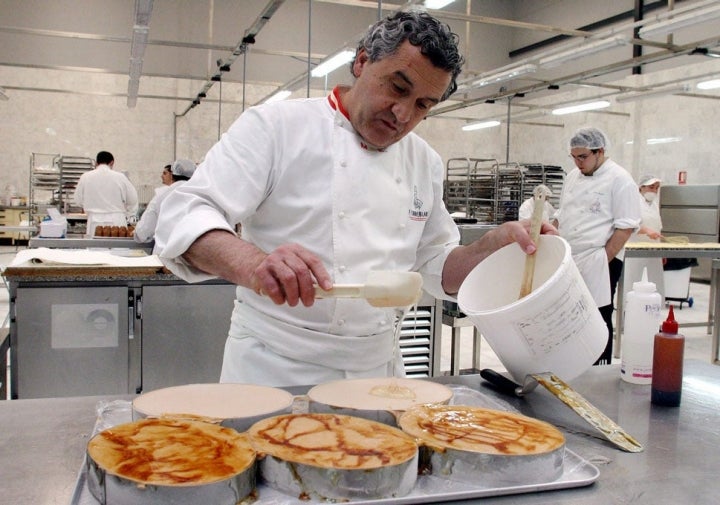 Paco Torreblanca elaboró la tarta nupcial. Su peso rondó los 150 kilos y los dos metros de longitud.