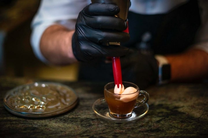 Restaurante 'A Barra': preparación de la 'infusión de pichón, 'tandoori' y menta'