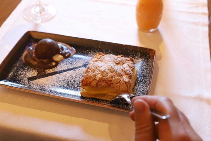 Para terminar: hojaldre de almendras con crema templada.