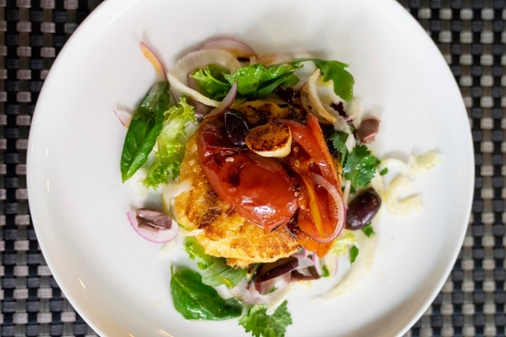 Tomates asados y albahaca fresca en la ensalada templada de polenta.