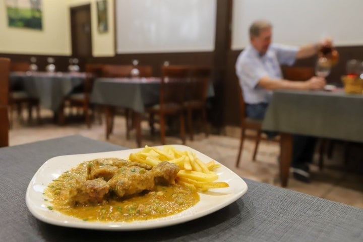 Carne guisada con patatas fritas, como las de casa.