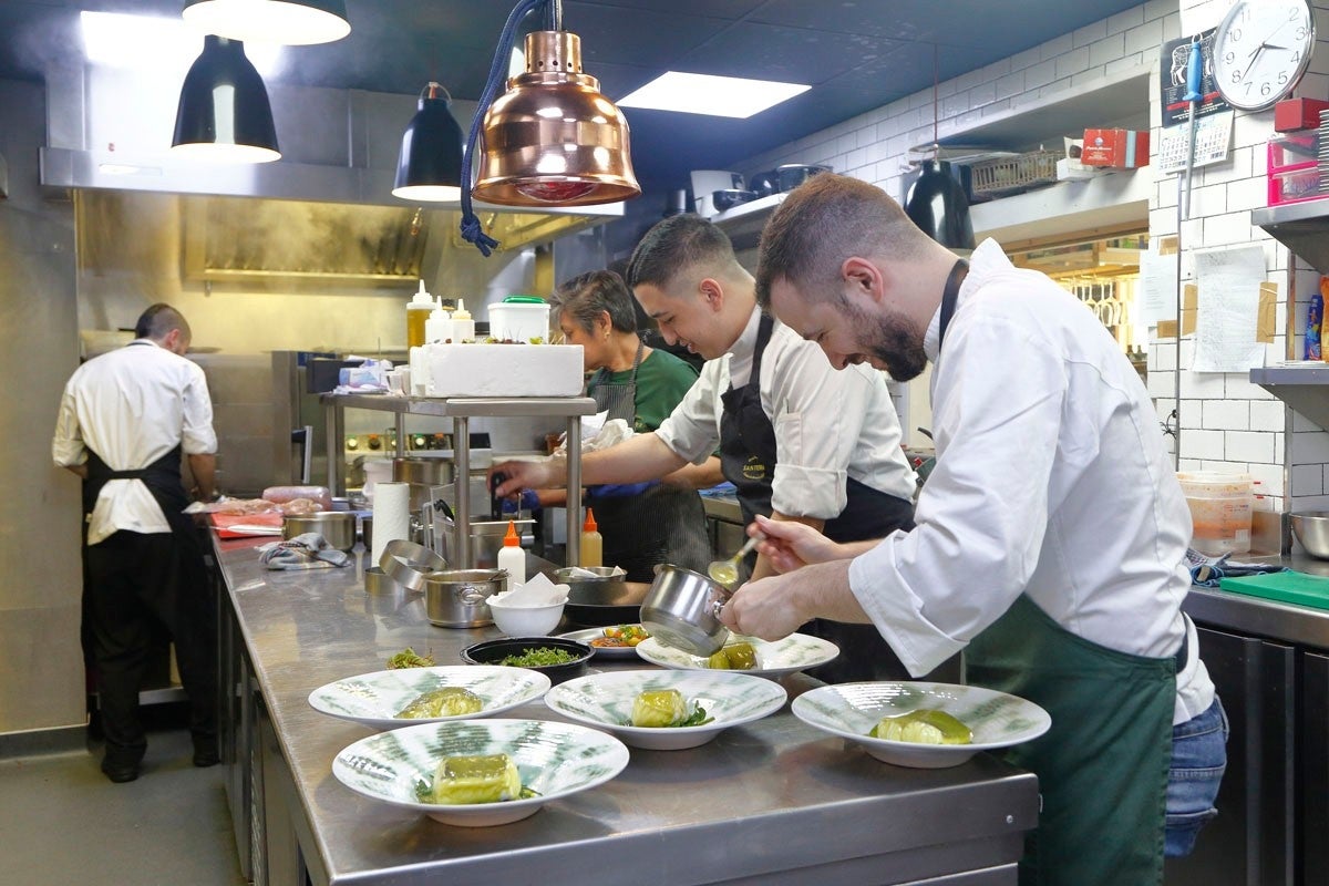 Miguel Carretero, en el restaurante 'Santerra', a toda máquina.