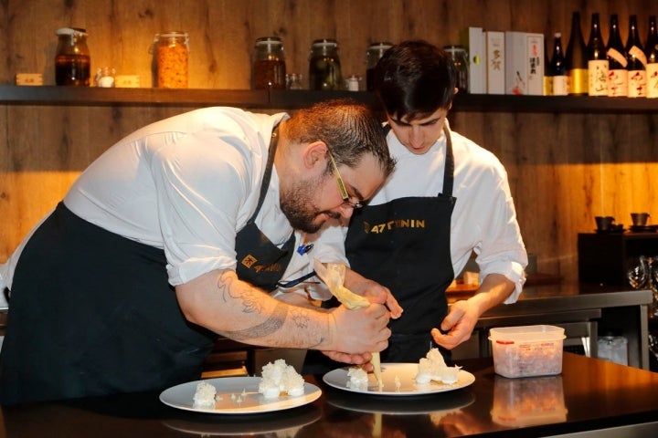 El jefe de cocina, Alex García, ultimando los detalles.